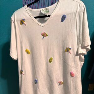 Quacker Factory white v-neck t-shirt size 1x w/ flip flops & umbrellas.